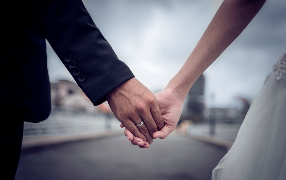 Bride and groom holding hands 4K pictures