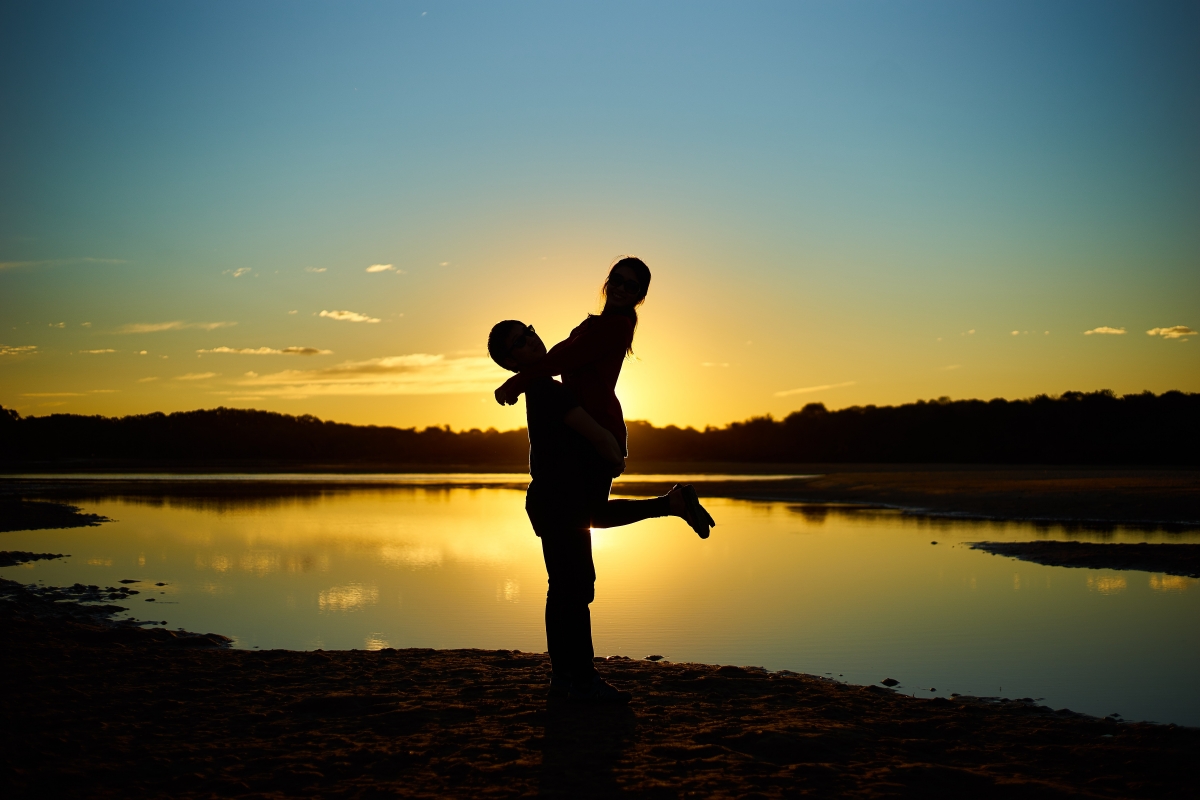 Couple in the sunset 6k photography pictures