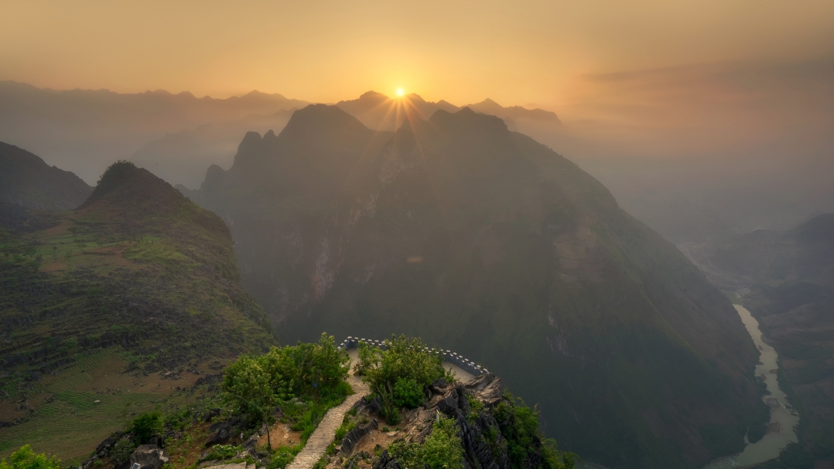 Spectacular sunrise scenery in the mountains of Vietnam