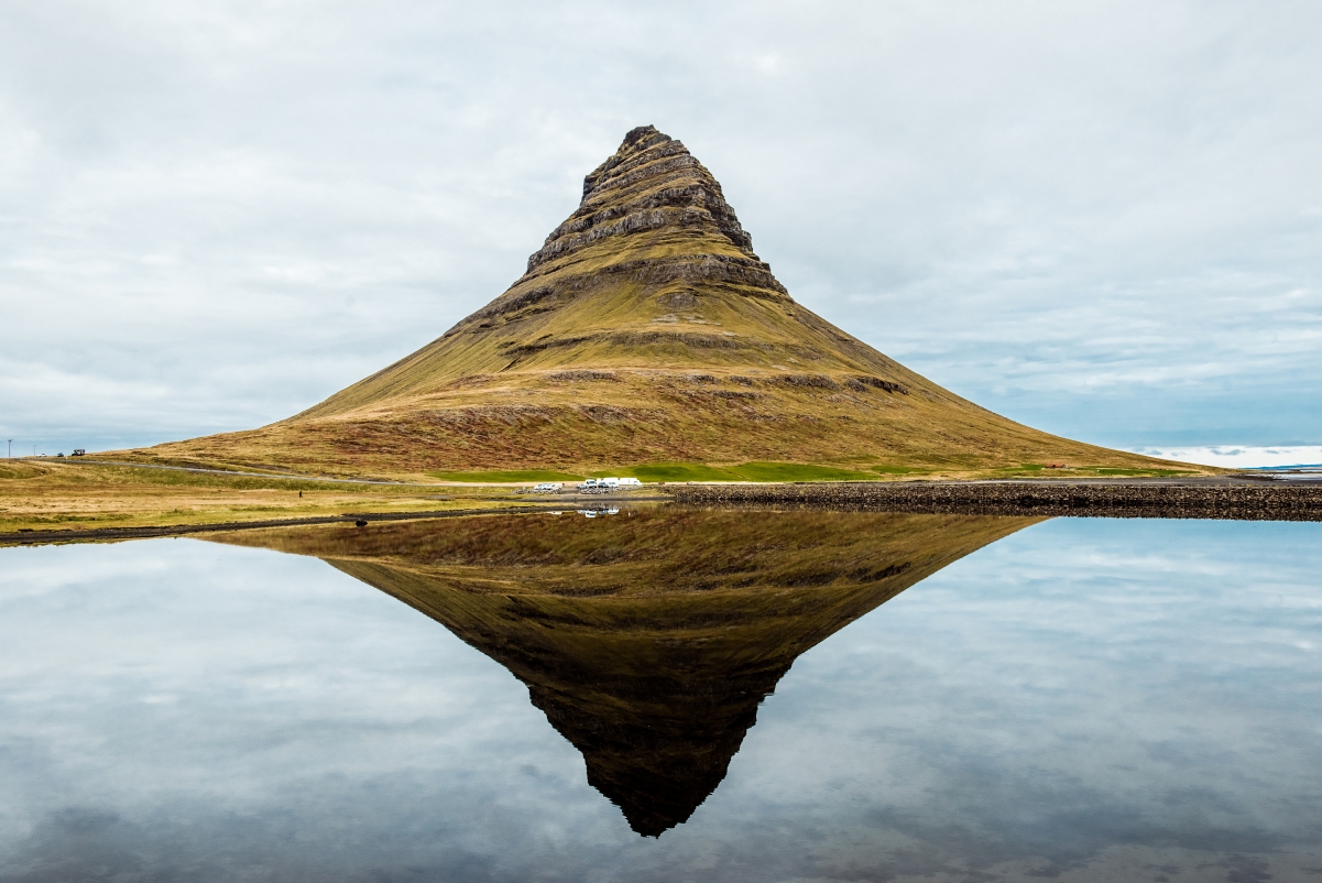 Beautiful mountain and water scenery lonely mountain 4K wind