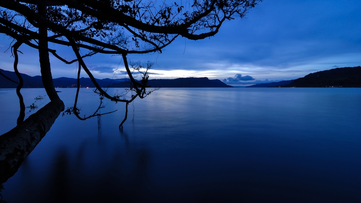 4K landscape of Indonesian lake shore