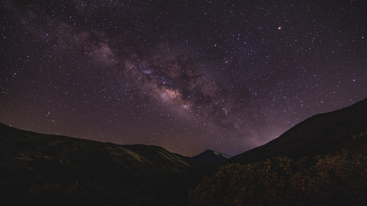 Starry night milky way 4k wallpaper