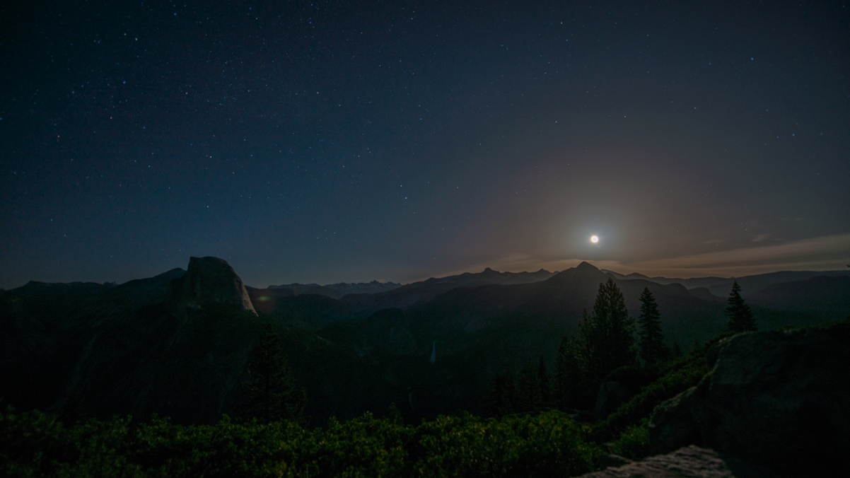 Night scenery Yosemite Moon