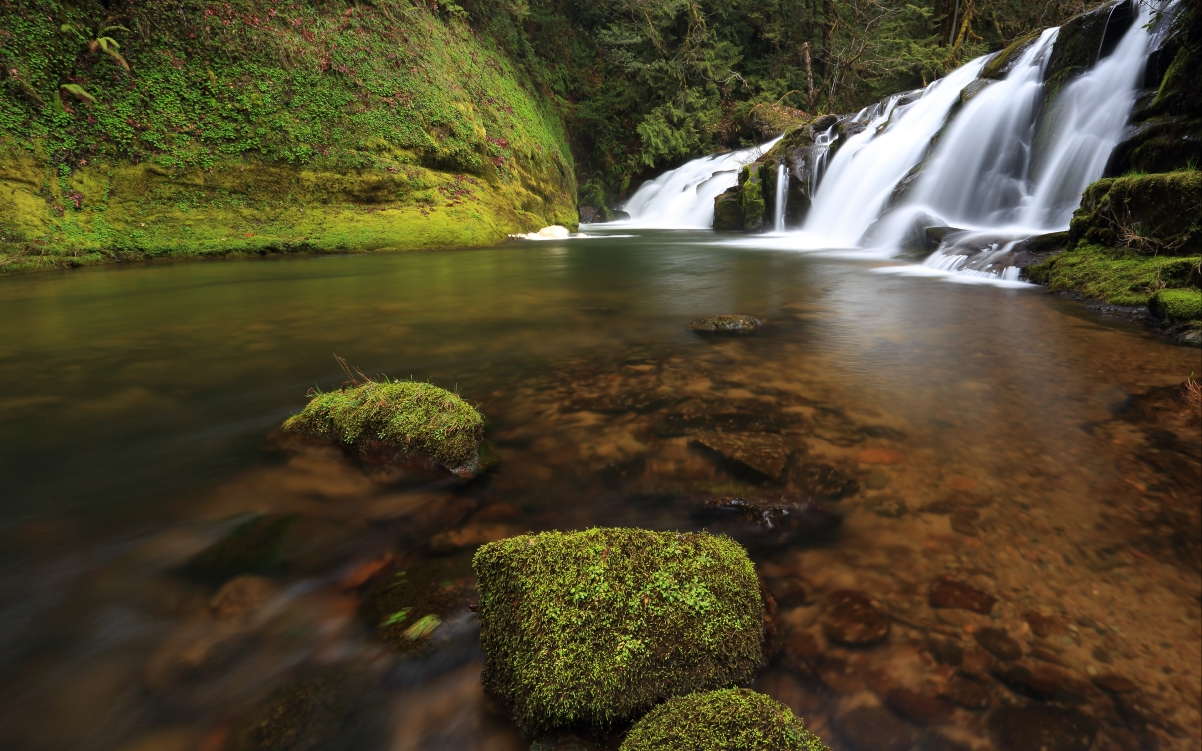Mountain waterfall scenery 4K wallpaper