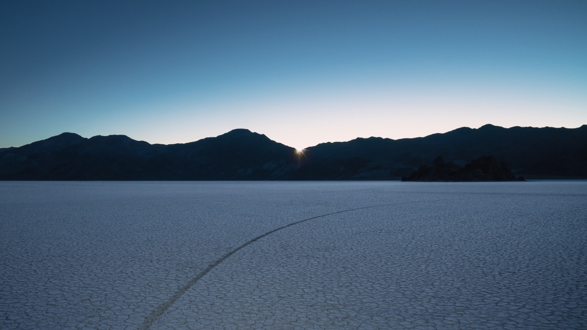 Apple desert landscape macos