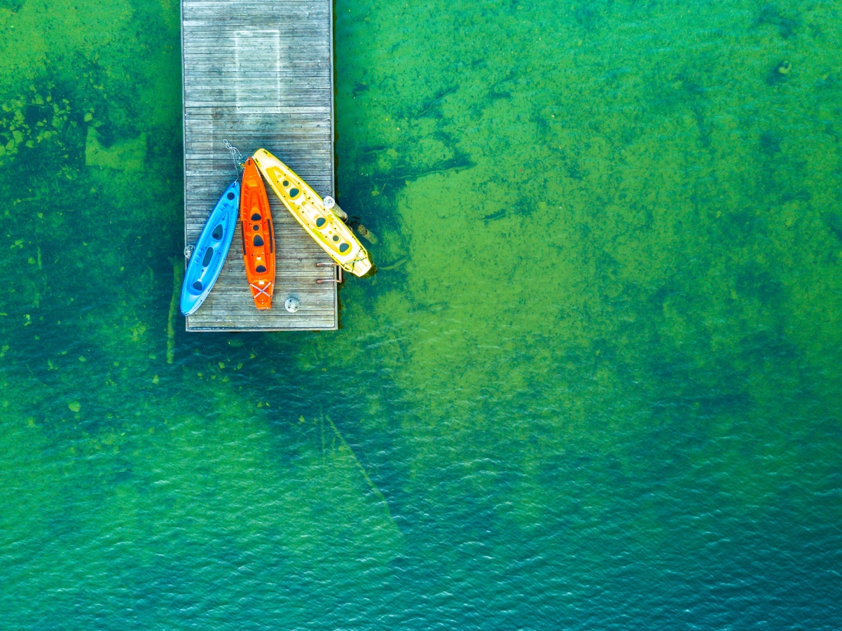 Kayaks, lake island, 4k landscape wallpaper