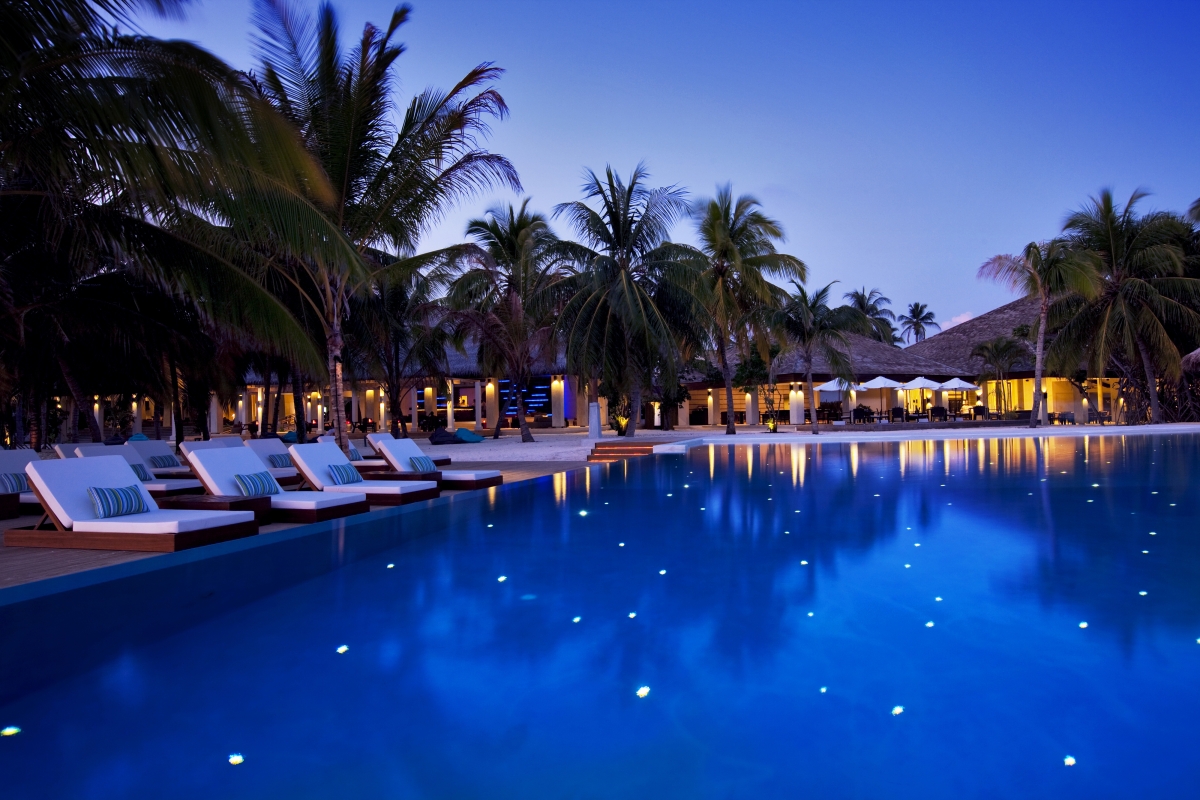 Maldives hotel pool 4K wind