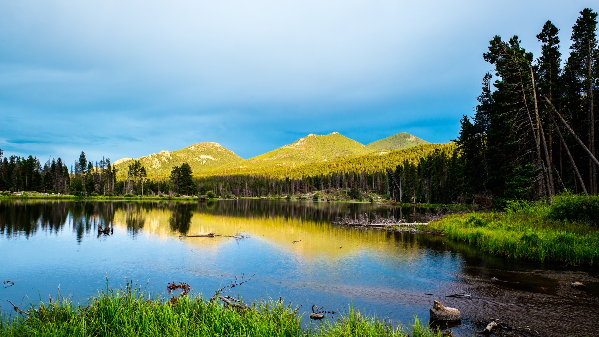 Beautiful landscape of Rocky Mountain Lake
