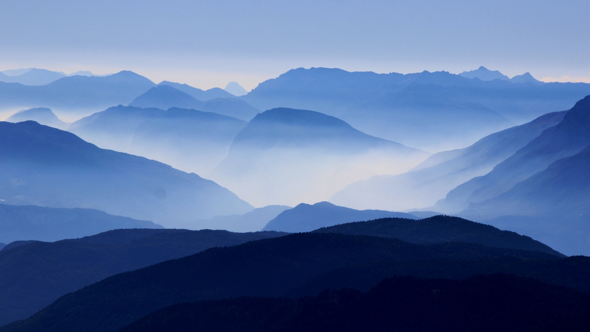 Rolling mountains 4K landscape wallpaper
