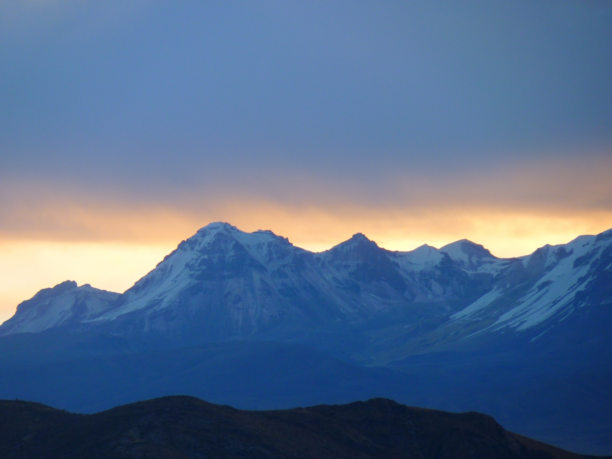 4k wind in the Andes at dawn