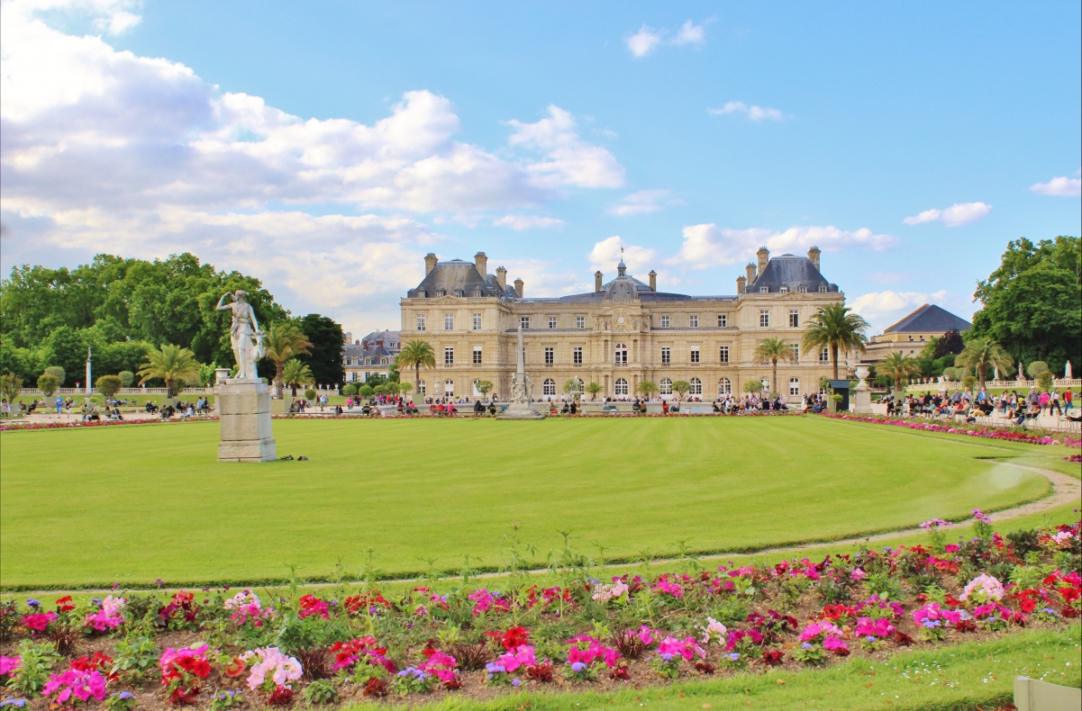 Paris garden picture under the blue sky