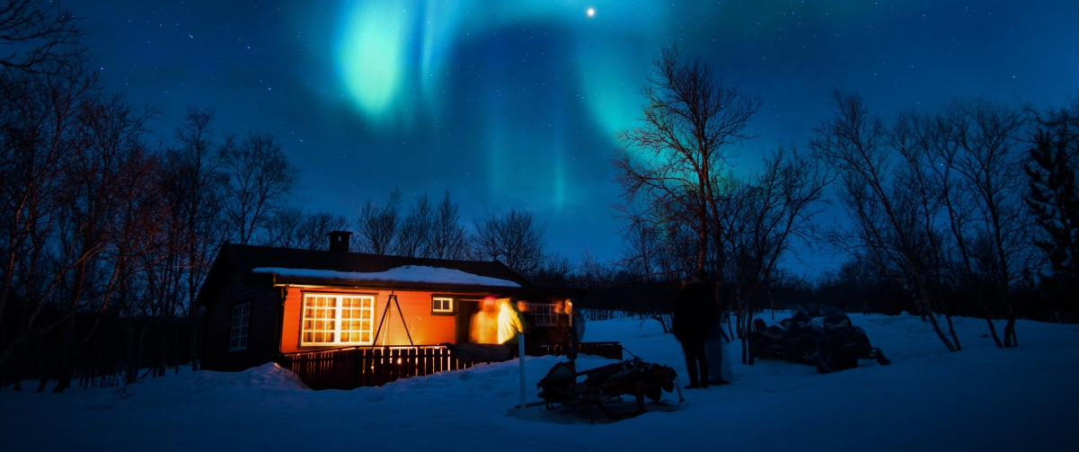 Brown hut under the aurora 3440x1