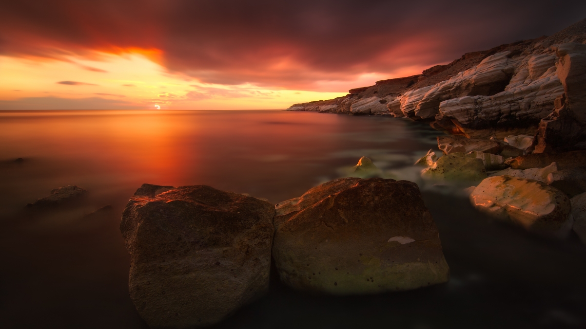 The beautiful scenery of the sun setting by the sea