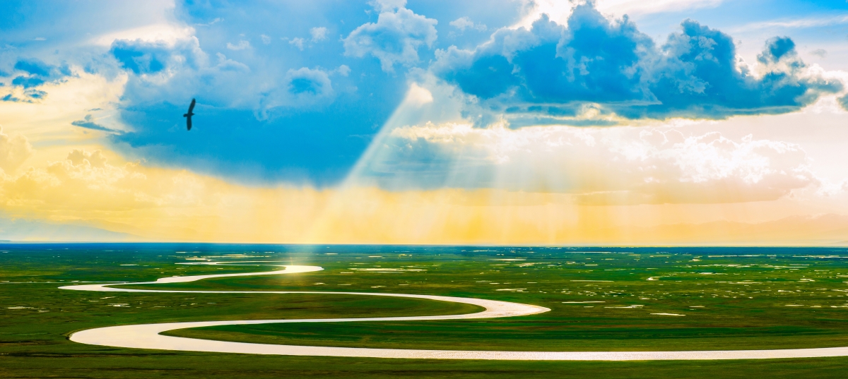 Illuminated Grassland Qushui 4K Landscape Wallpaper