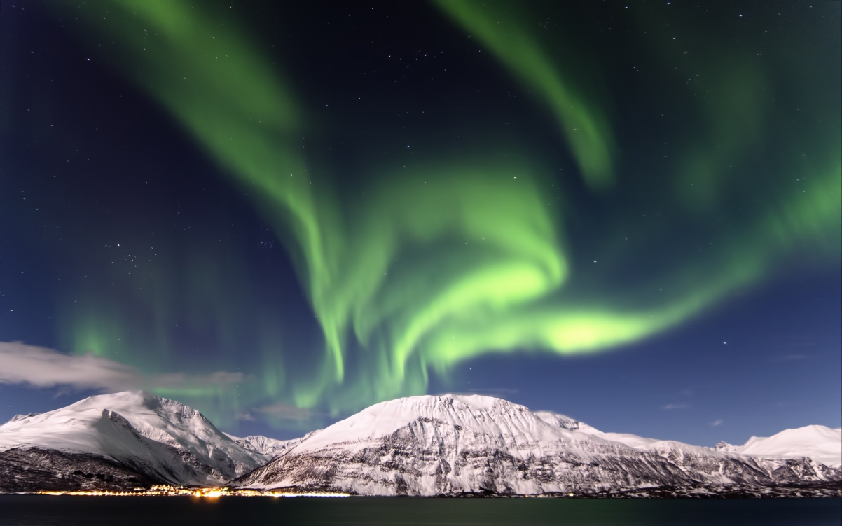 Alpine Lake Aurora Starry Sky 4K Wind