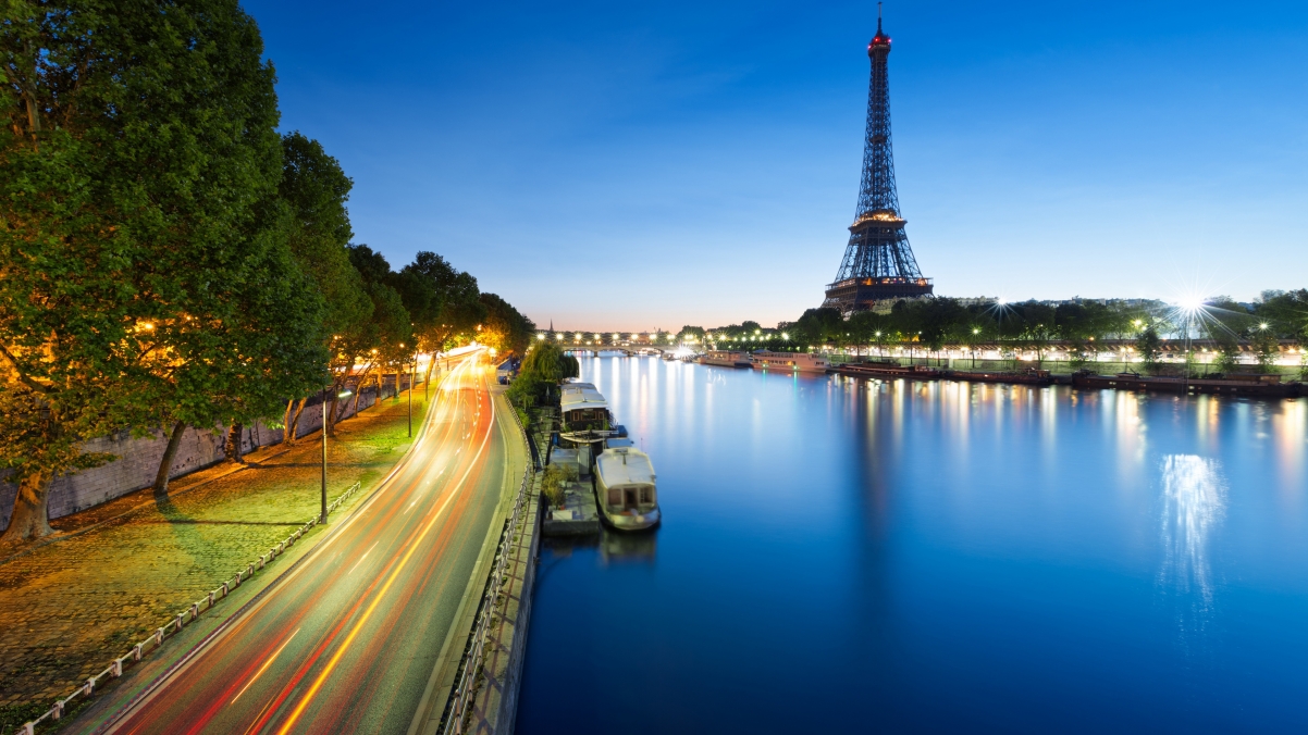 Eiffel Tower 4k wind in Paris, France