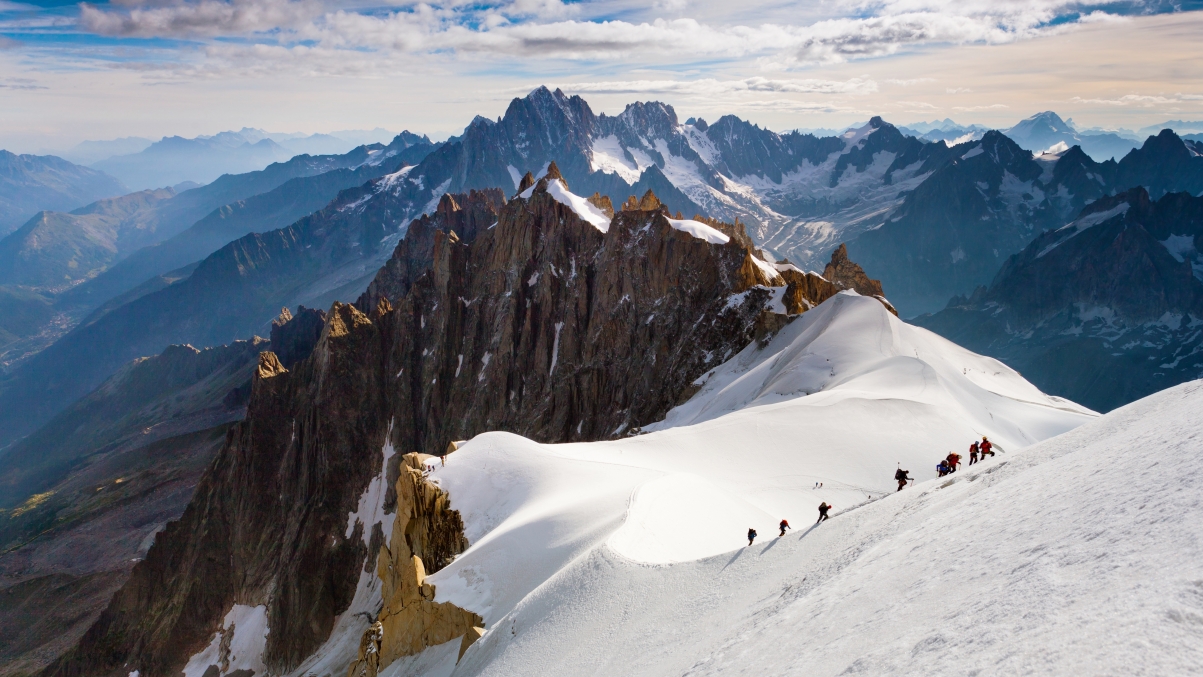 Mountain climbing apple mac 5k wallpaper download