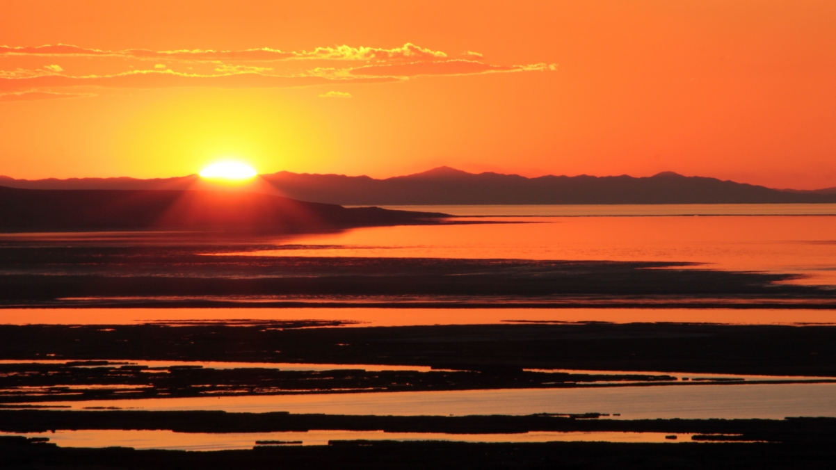 Great Salt Lake Sunset 4K Landscape Wallpaper
