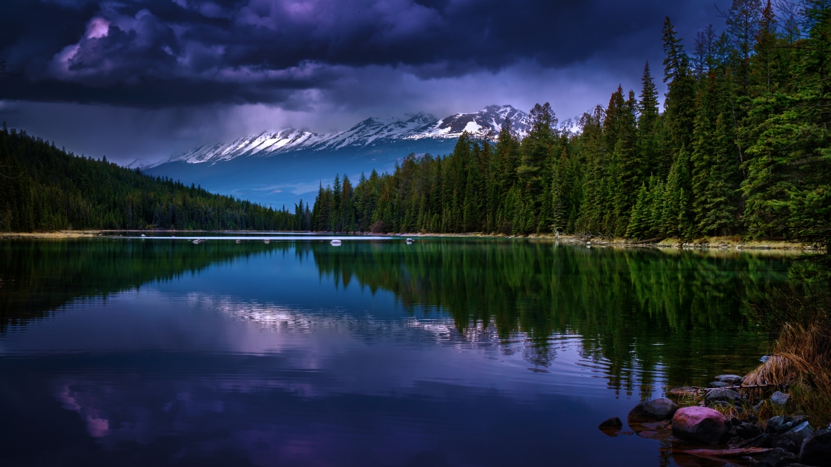 Lake Alberta Five Lakes Valley Night Scenery