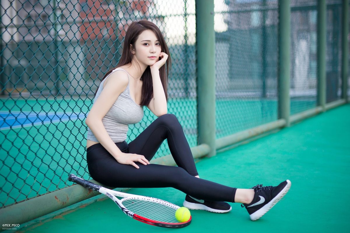 Sit on the tennis court and sporty super good body