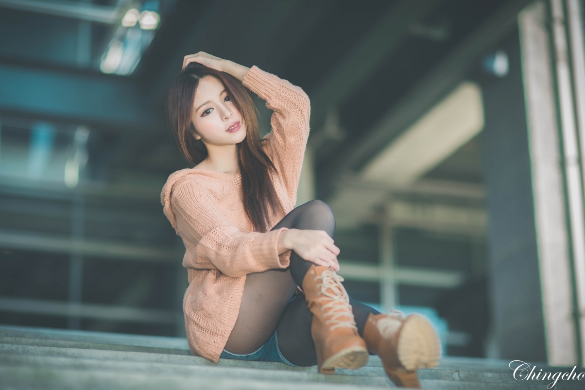 Beautiful woman sitting on the steps 5k picture