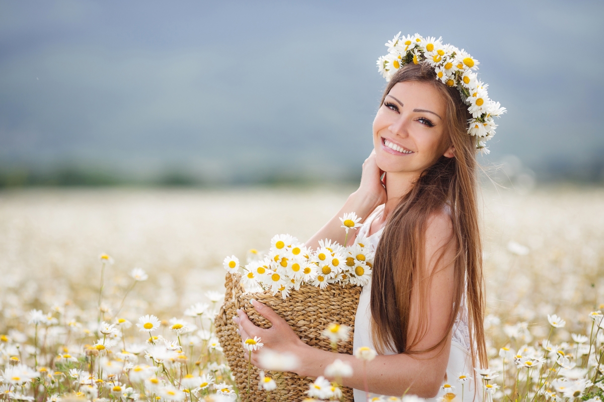 Brown-haired beauty wreath chamomile flowers