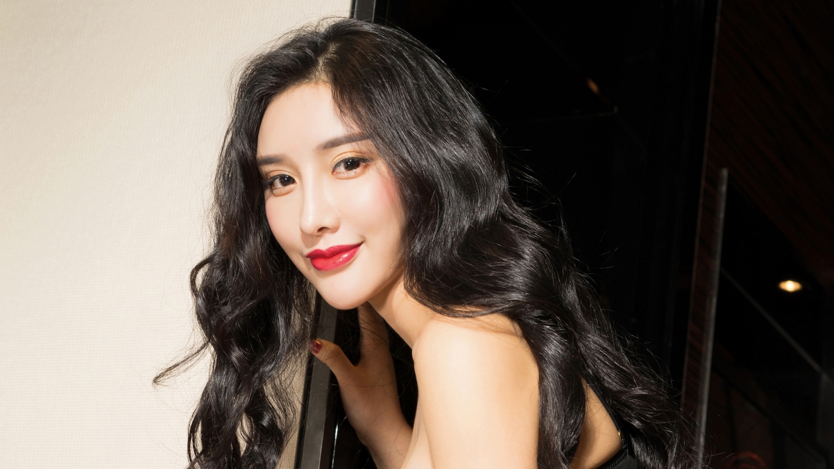 Long curly hair sexy beauty Konishi 4k wall