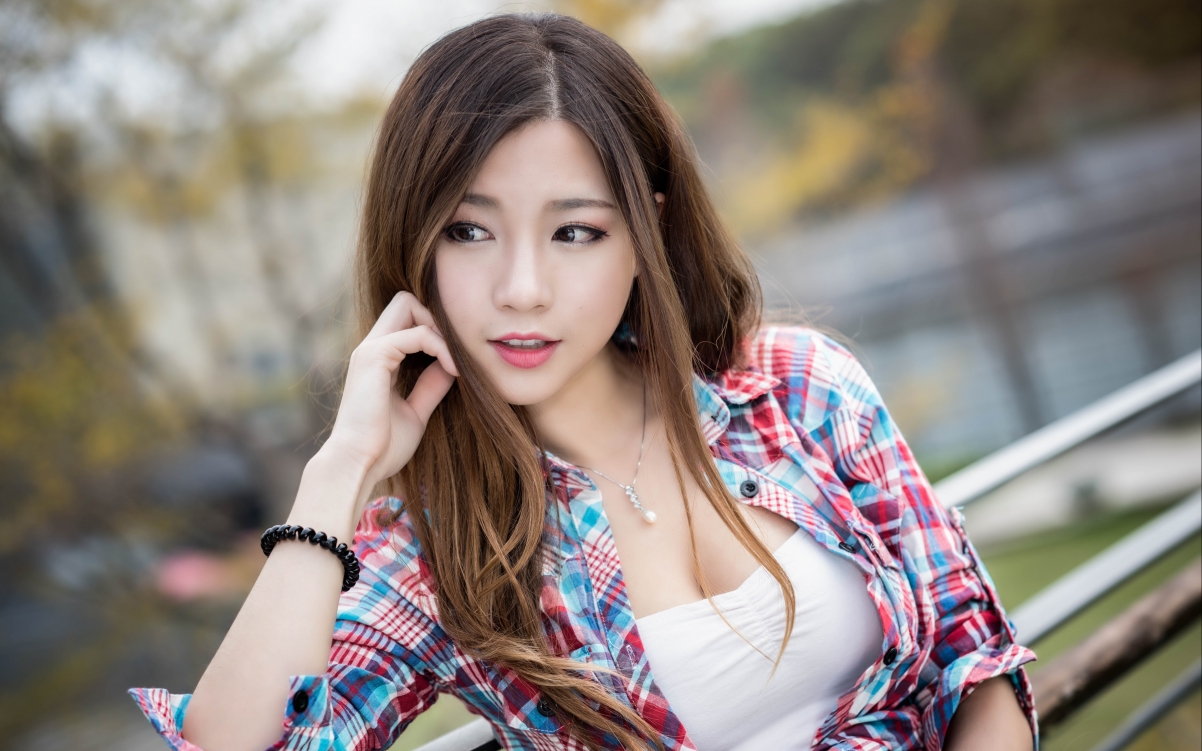 Long-haired sexy beauty outdoor photo 4K