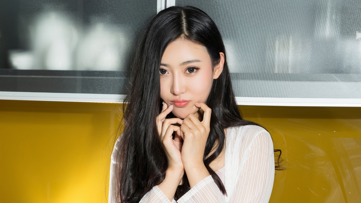 Long Haired Beauty Zhou Ziyao 4K Wallpaper