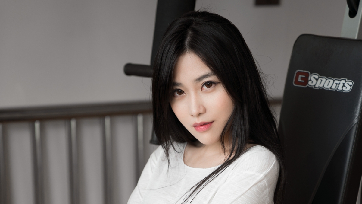 Beautiful woman with long hair in white clothes promises 4k