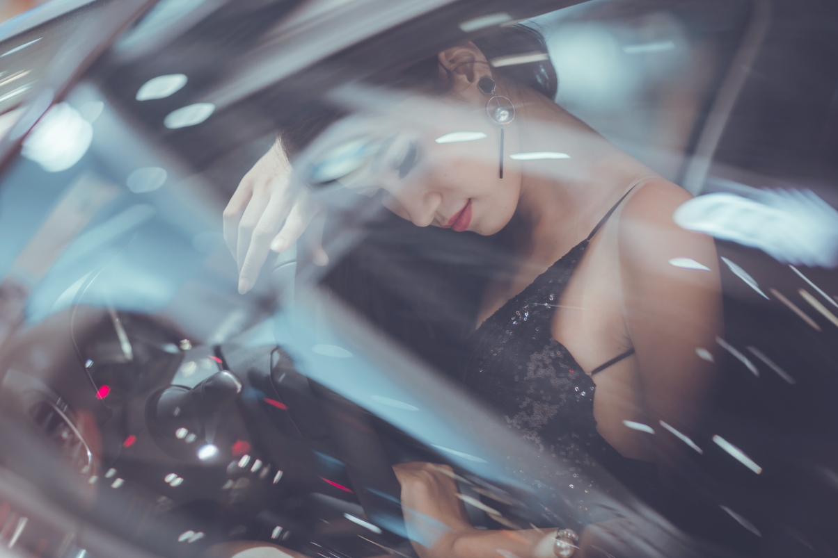 Beauty in the car 5K wallpaper