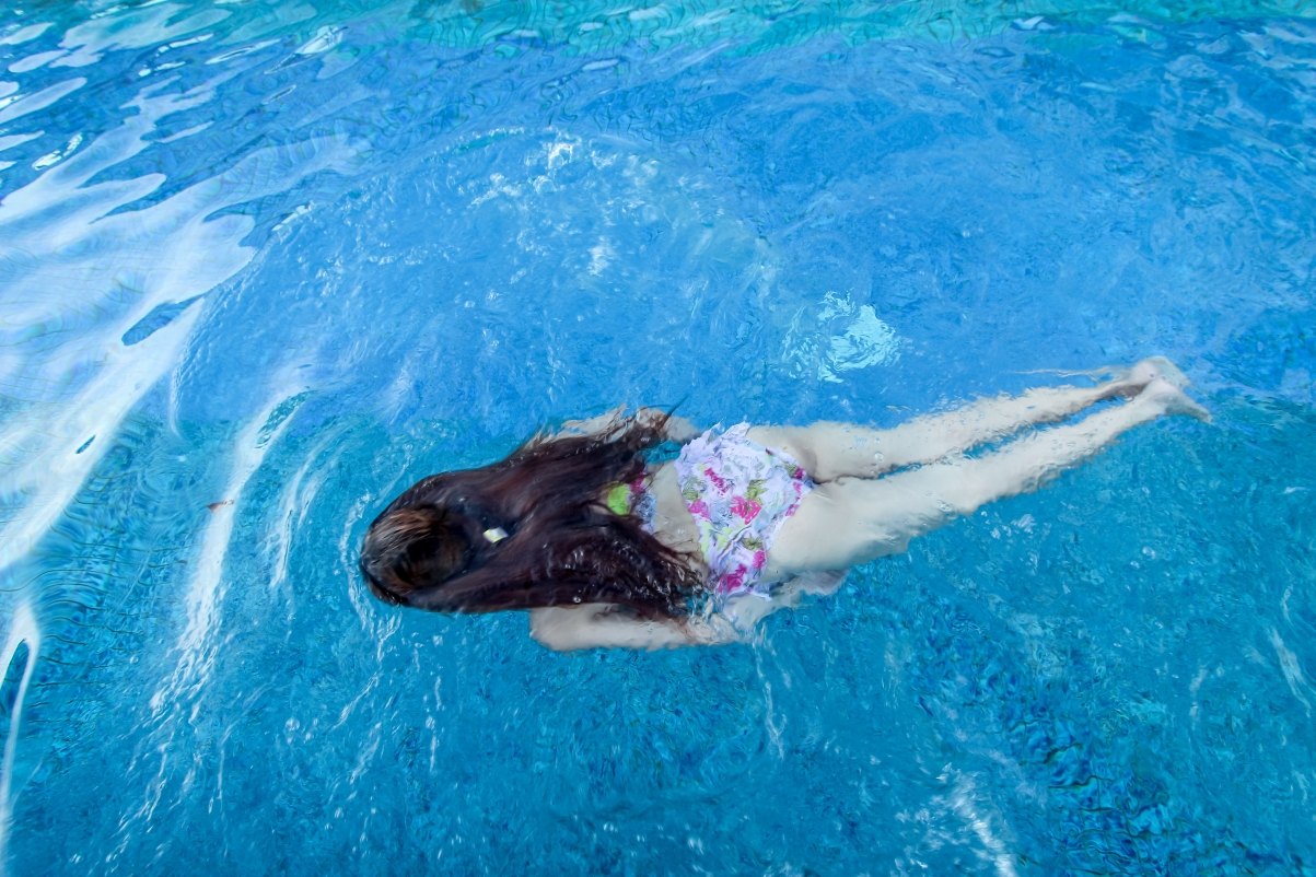 5k pictures of beautiful women swimming