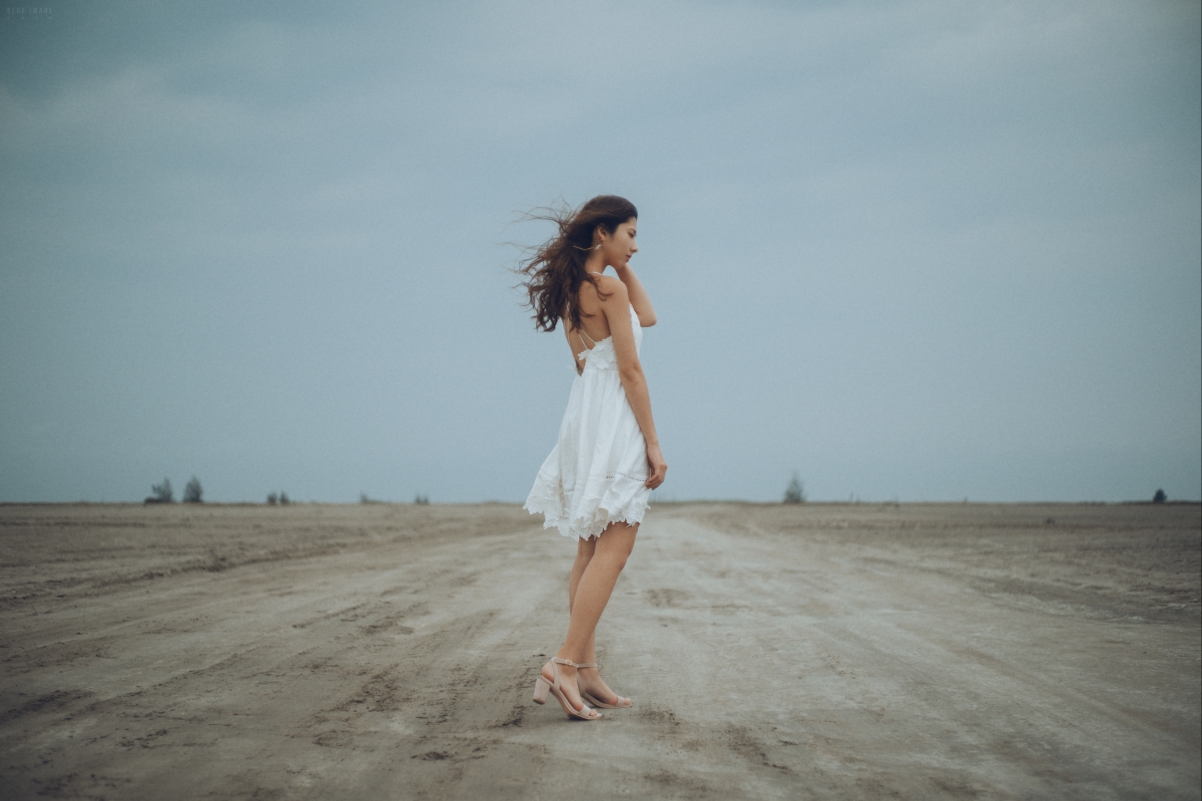 Seductive figure, white skirt, small and fresh