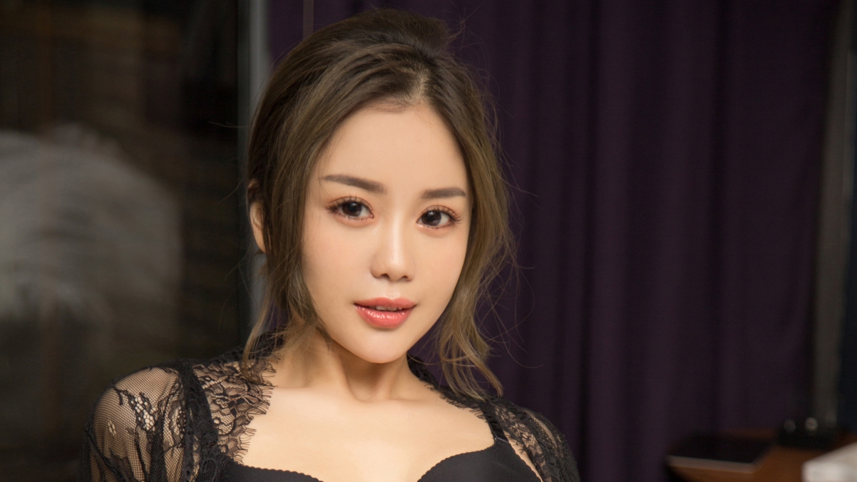 Yan Yixi beauty in black pajamas 4k wall