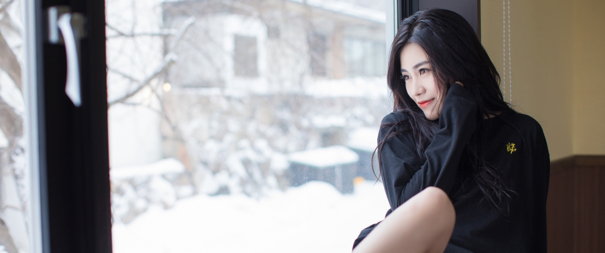 Promising Windowsill Seductive Beauty 3440x