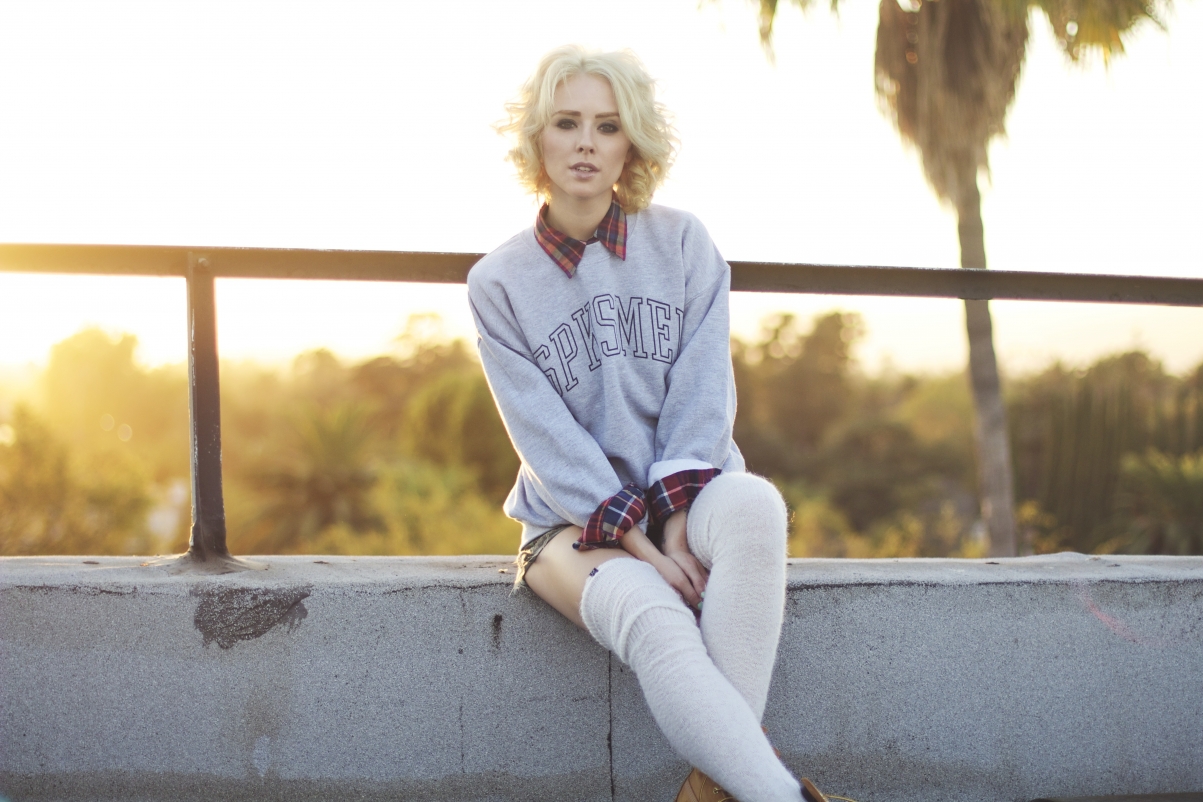 Casual Wear Blonde Beauty 5K Wallpaper