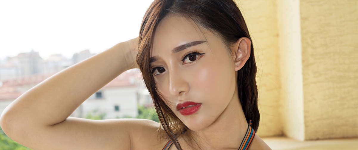 Sexy lips beauty Konishi 3440x1