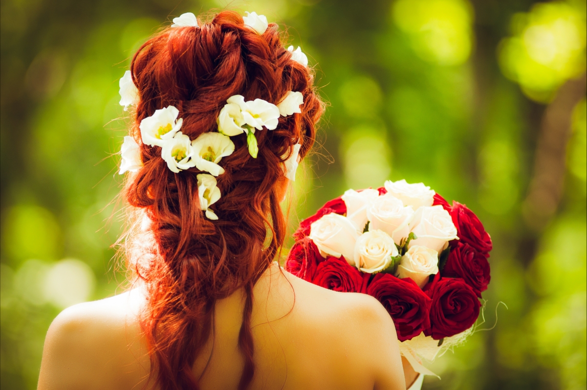 Bride wedding flowers red hair