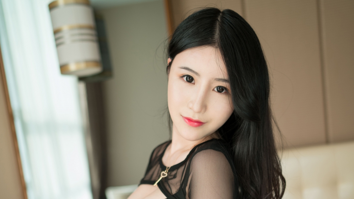 Xie Zhixin Sindy sexy in black skirt