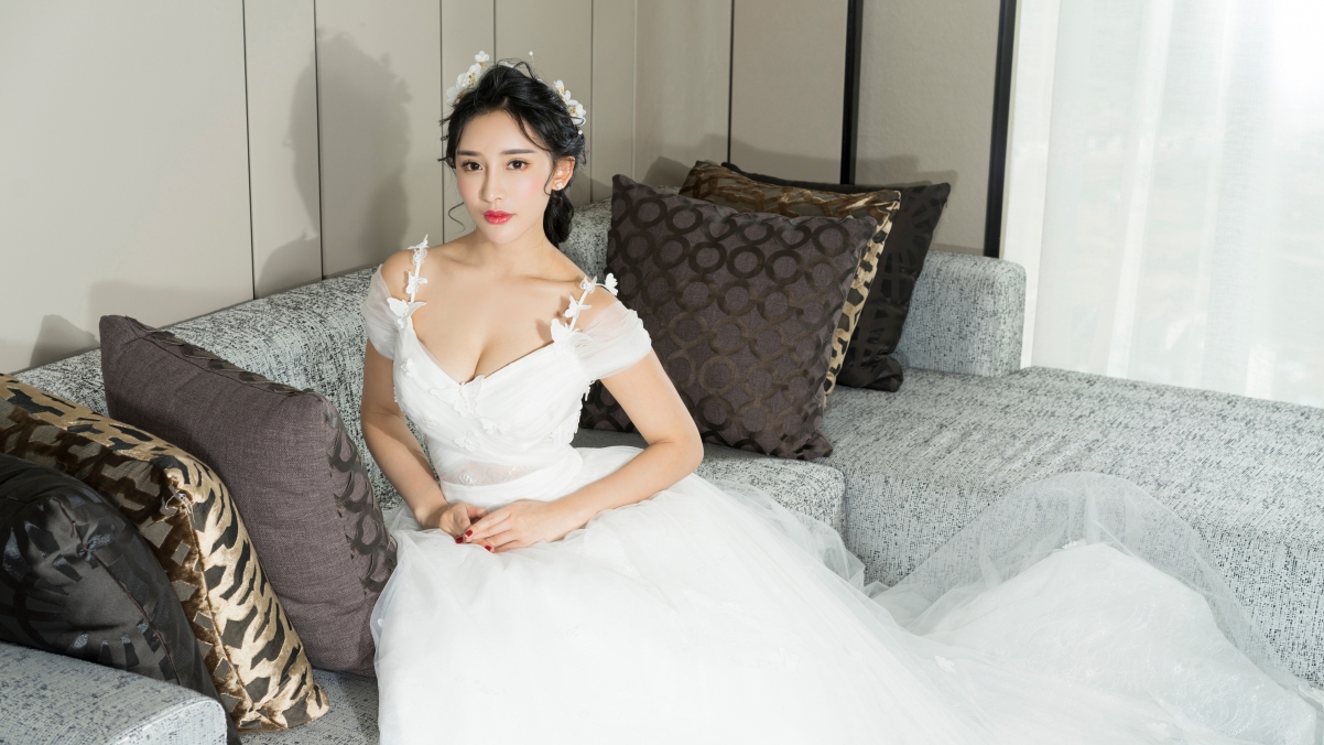 Konishi White Wedding Photo 4K Wallpaper
