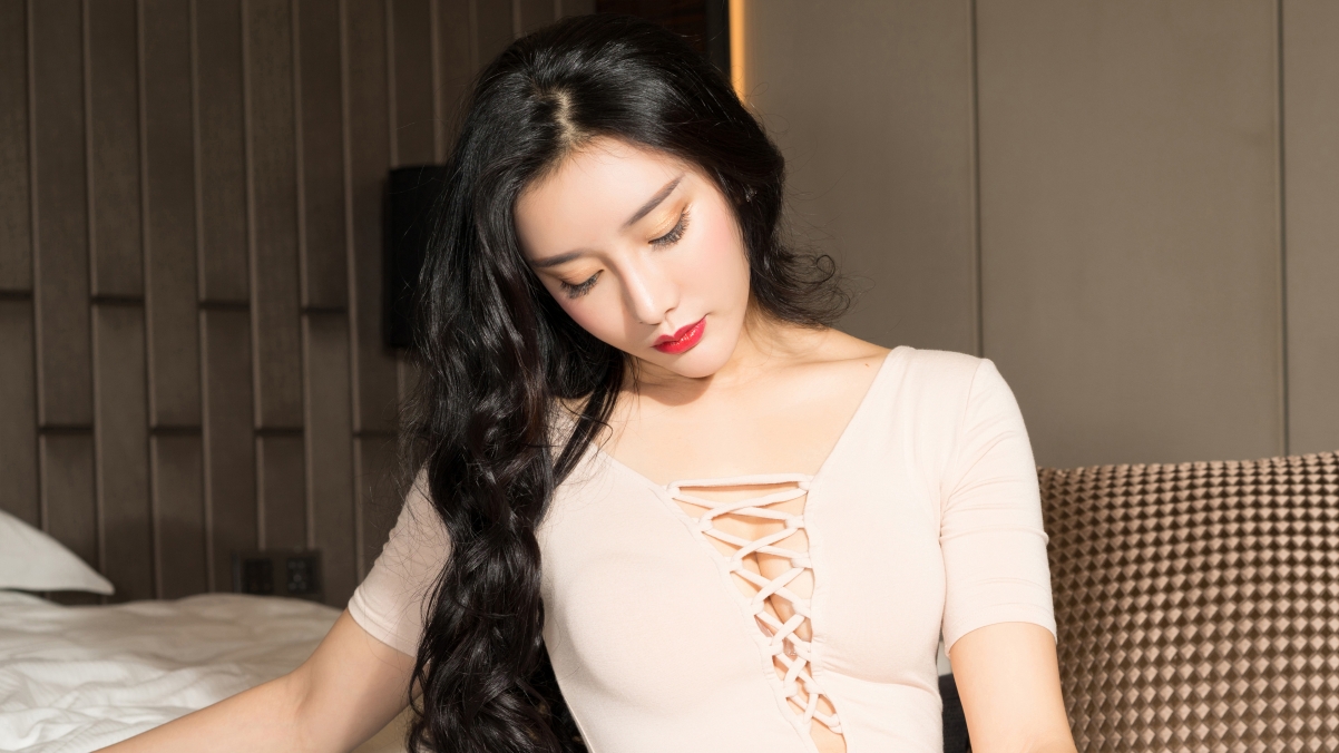 Konishi long curly hair and closed eyes beauty 4k wall
