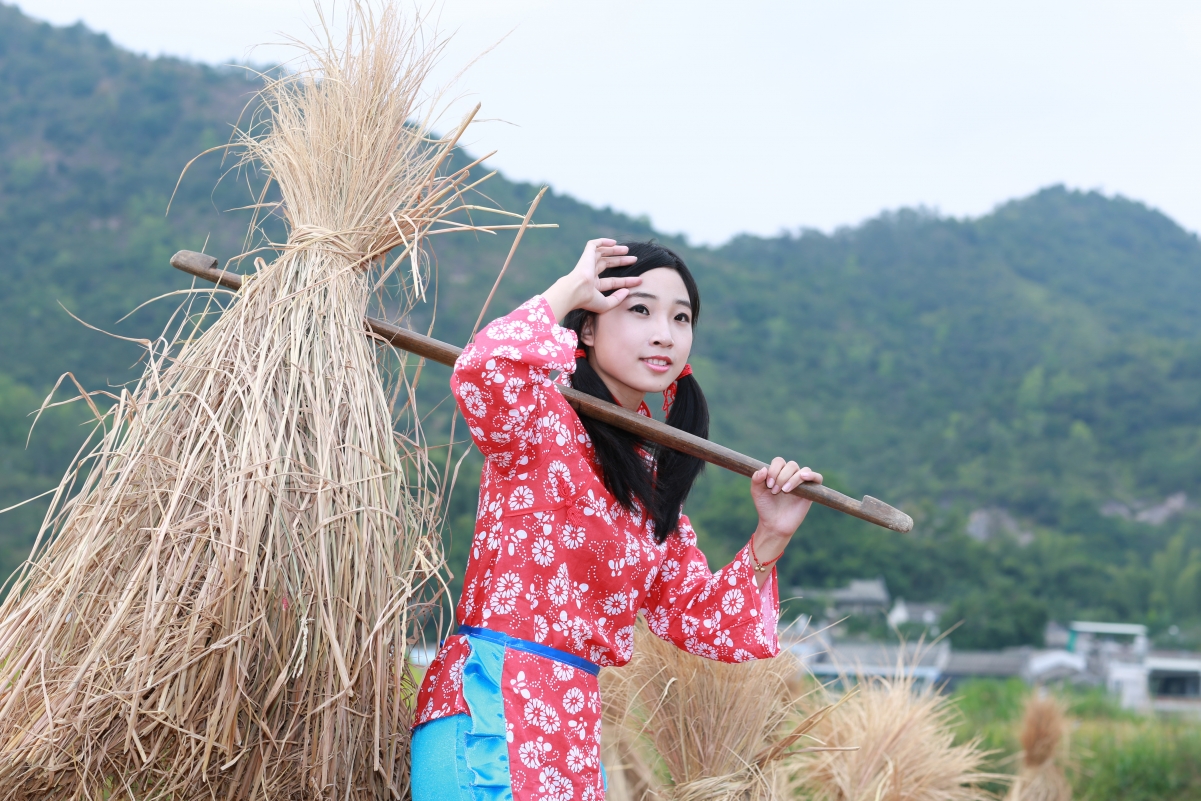 Country Beauty 4K Wallpaper