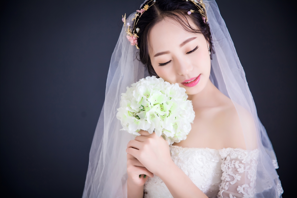 Beautiful bride with flowers