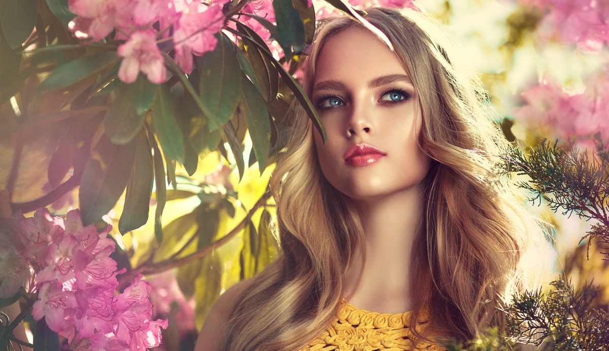 Flower garden charm foreign blonde