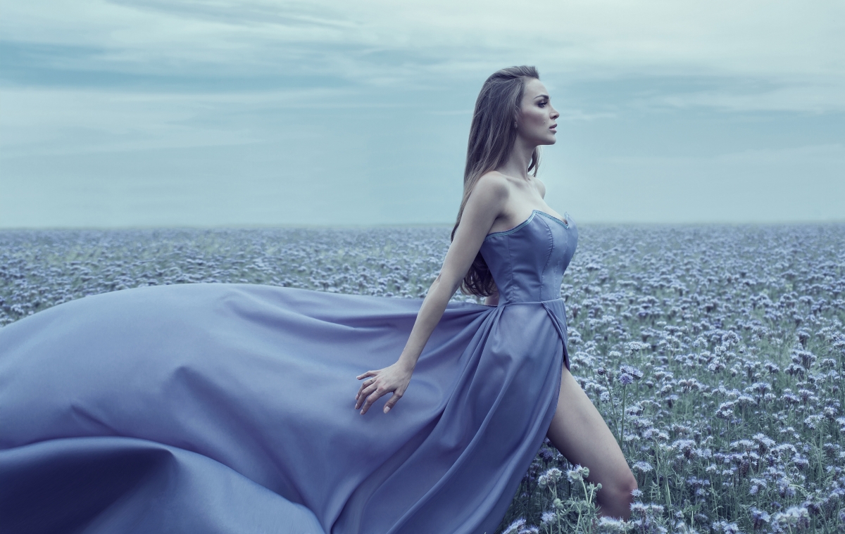 Beautiful legs with flowers and sea of ​​temperament