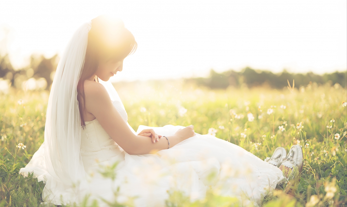 Summer girl white wedding 7K wall