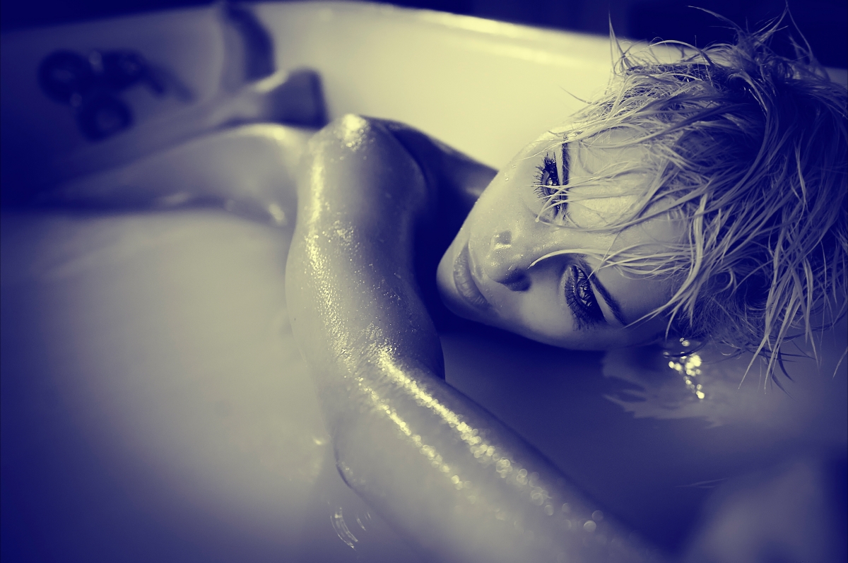 4K pictures of beautiful women taking a bath