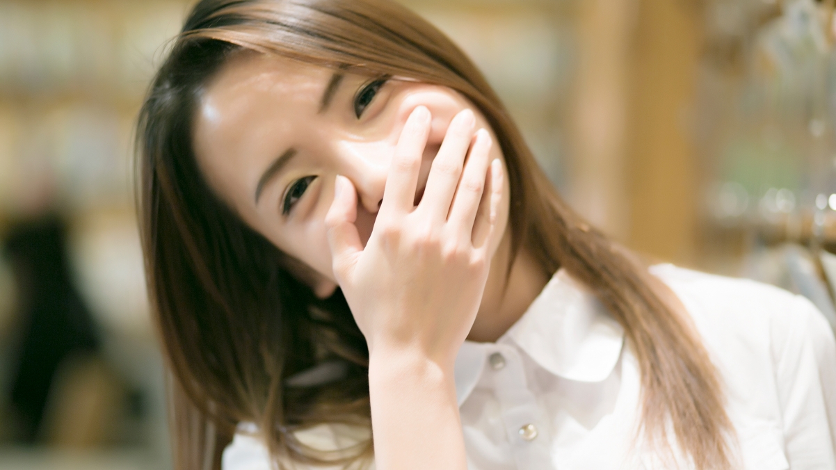 Sweet girl in the afternoon 4K wallpaper