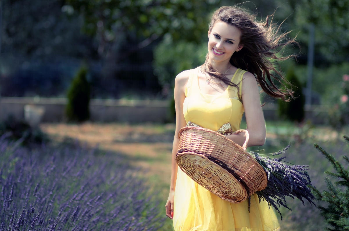 Beautiful smiling woman 4k picture