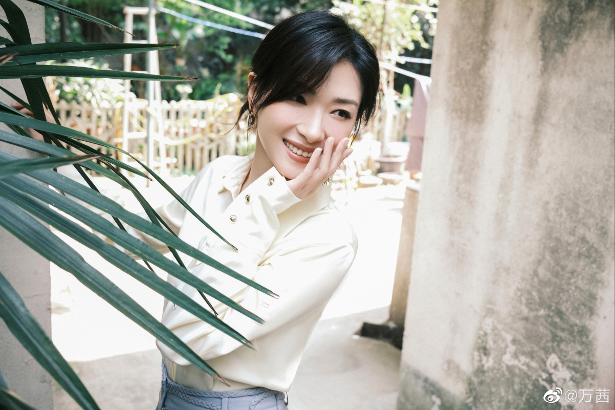 Wan Qian looking back and smiling 4k beautiful wallpaper